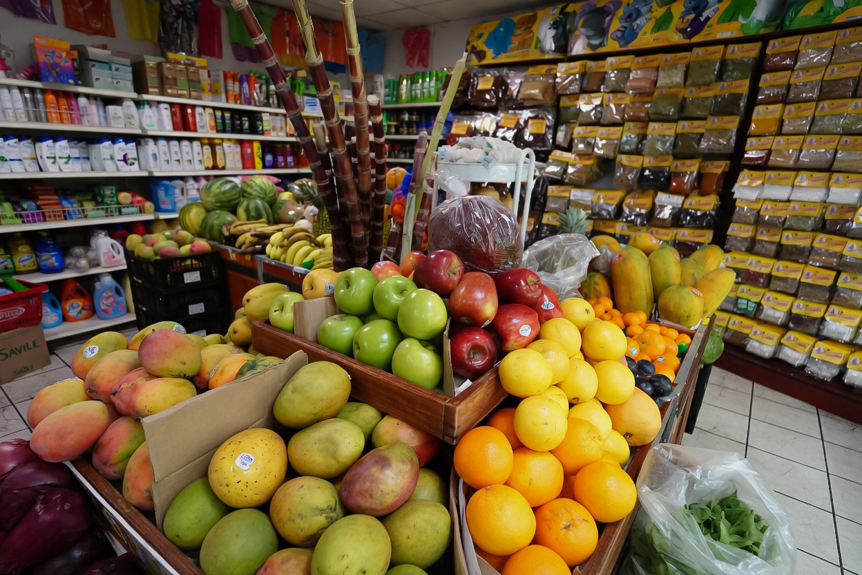 Frutas y verduras frescas en el área de productos