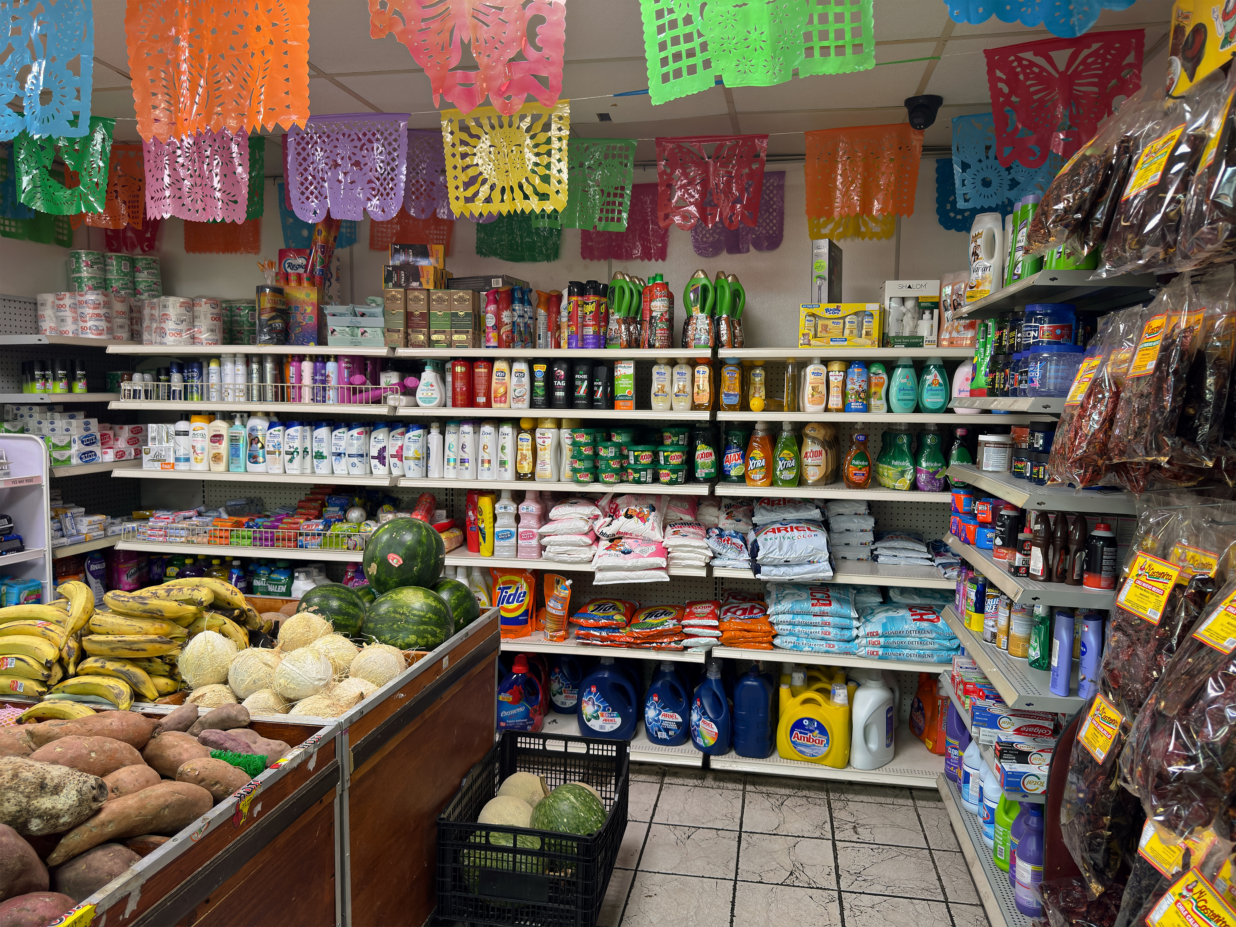 Interior de tienda Tikal Market en Fremont, Nebraska