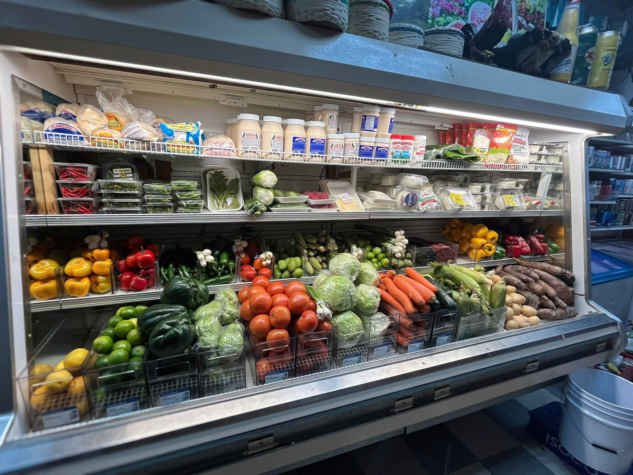 Frutas y verduras frescas en el área de productos